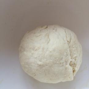 250g面粉，分多次加入约80g水，和成光滑的面团，盖上湿布醒发半个小时。