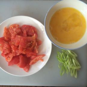 准备西红柿、鸡蛋、葱花。