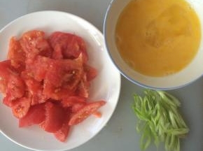 准备西红柿、鸡蛋、葱花。