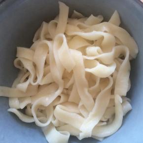 面条开水煮熟，捞出沥去水分