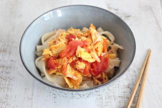 淋上炒好的西红柿鸡蛋卤即可。