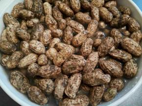 花生加上足够的水，泡一会，这样便于洗泥巴