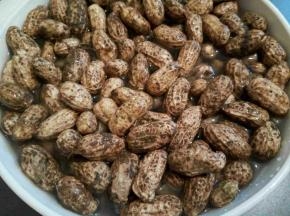 花生加上足够的水，泡一会，这样便于洗泥巴