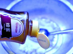 1、2勺蜂蜜放在无水无油的盆里