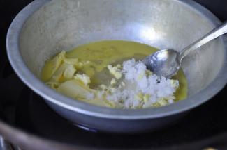 2、加入黄油、白糖隔水小火加热融化