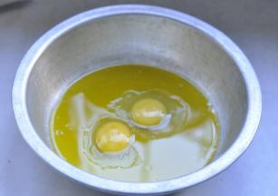 4、取出盆，打入鸡蛋，搅拌均匀   