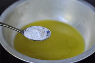 3、全部融化后加小苏打继续加热搅拌1-2分钟，关火。