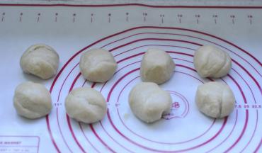 7、取出面团平均分成八份，按烤盘大小两张油纸备用 