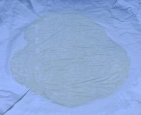 8、 取一个面团放在烤盘里，垫油纸尽量擀薄 