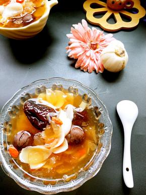 这道甜品色泽鲜艳，营养丰富，口感甜糯，是老少皆宜的健康汤品