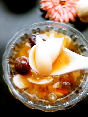 片大肥厚，洁白如玉，毫无苦味