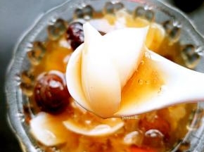 片大肥厚，洁白如玉，毫无苦味