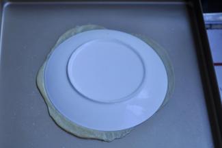 9、用盘子倒扣在擀好的面皮上，