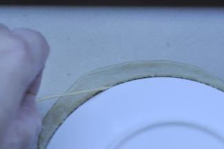 10、用牙签沿盘子边划一圈 