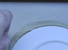 10、用牙签沿盘子边划一圈 