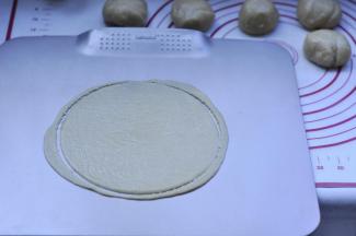 11、多余部分不要拿掉，一起放到烤箱里烤熟    