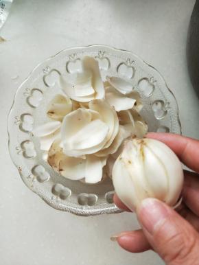 一片片剥开洗净备用