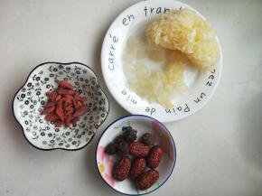 准备材料，丑耳，皂角米泡发一晚，桂圆剥皮，红枣洗净