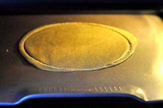 12、烤箱上下层180度预热五分钟后放入饼皮，大约5分钟，（根据自己的烤箱实际温度调节） 