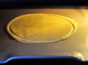 12、烤箱上下层180度预热五分钟后放入饼皮，大约5分钟，（根据自己的烤箱实际温度调节） 
