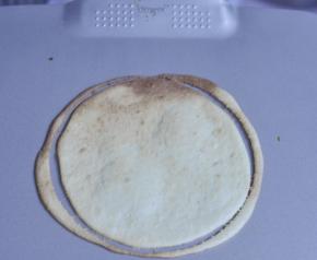 13、 当饼皮变成浅棕色时，就烤好取出，其他以此类推
 