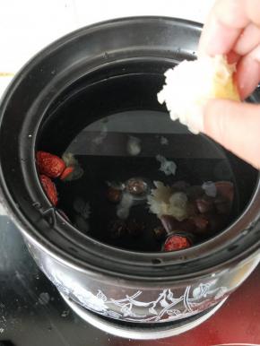 砂锅水加满水滚开放入先放入丑耳，红枣，桂圆，皂角米，转中火慢慢熬煮