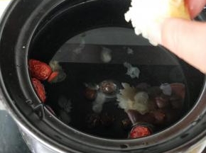 砂锅水加满水滚开放入先放入丑耳，红枣，桂圆，皂角米，转中火慢慢熬煮