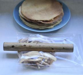  14、 把边角料与圆饼分离开，边角料，装进袋子碾碎待用  