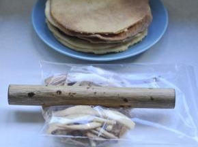  14、 把边角料与圆饼分离开，边角料，装进袋子碾碎待用  