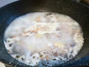 凤爪10个，对半切开，也可以买的时候让店家帮忙切好，剪去凤爪指甲， 冷水下凤爪，放1勺料酒，生姜片焯水