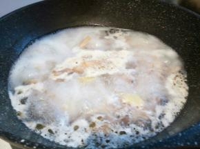 凤爪10个，对半切开，也可以买的时候让店家帮忙切好，剪去凤爪指甲， 冷水下凤爪，放1勺料酒，生姜片焯水