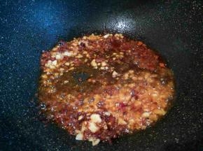  热锅，凉油，先把郫县豆瓣酱炒出红油，再炒香蒜泥，