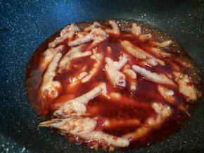 加生抽，料酒，（因为郫县豆瓣酱也是咸的，盐就不放了）翻炒，加适量水，大火烧开