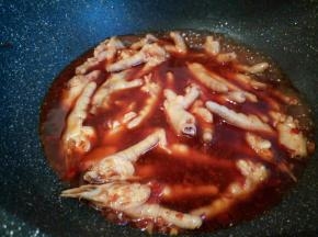 加生抽，料酒，（因为郫县豆瓣酱也是咸的，盐就不放了）翻炒，加适量水，大火烧开