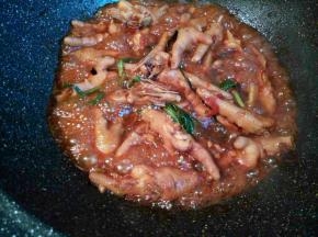 中小火炖至入味，放一点味精，