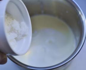 15、淡奶油倒入无水无油的盆中加砂糖打发，打到奶油有纹路，提起打蛋器有短的尖钩即可 