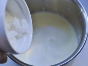 15、淡奶油倒入无水无油的盆中加砂糖打发，打到奶油有纹路，提起打蛋器有短的尖钩即可 