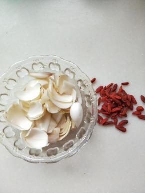 洗净的兰州百合和枸杞