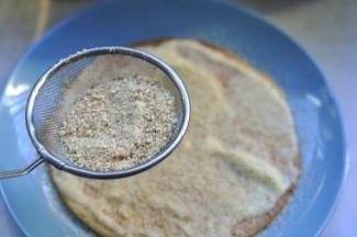 17、 在上面筛一层碾碎的饼皮碎，以此类推做完全部的   