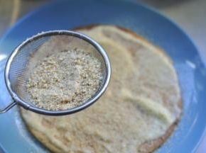 17、 在上面筛一层碾碎的饼皮碎，以此类推做完全部的   