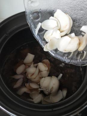 ，汤汁浓稠再加入百合。砂锅满水熬到1/3就可以。#看图#