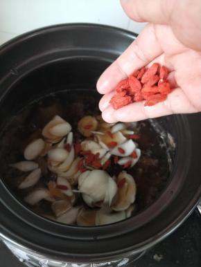 再加入枸杞搅拌熬煮两三分或者关火利用砂锅余温闷一下。