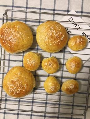 烤箱预热180度，上下火，烘烤20分钟，取出备用