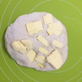 揉10分钟后加入软化的黄油继续揉面