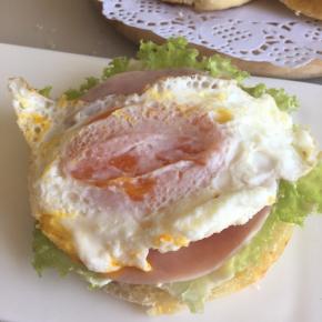 再放上煎蛋，蛋上撒一点点盐调味