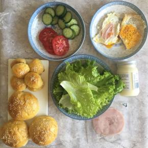 生菜洗净沥干水，番茄切片，黄瓜切片，煎两个鸡蛋