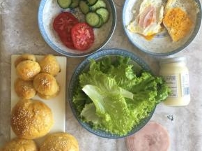 生菜洗净沥干水，番茄切片，黄瓜切片，煎两个鸡蛋