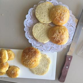 用面包刀将每个大餐包从中间切开