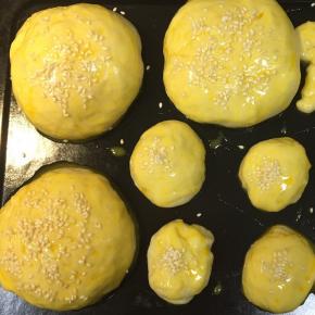 面团发酵到原来的2倍，刷上全蛋液，洒上芝麻