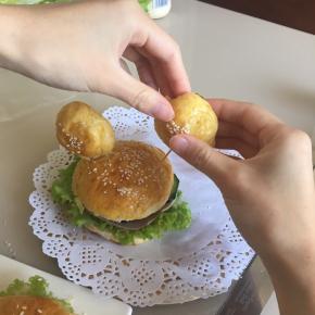 盖上面包，用牙签把米奇的耳朵固定上